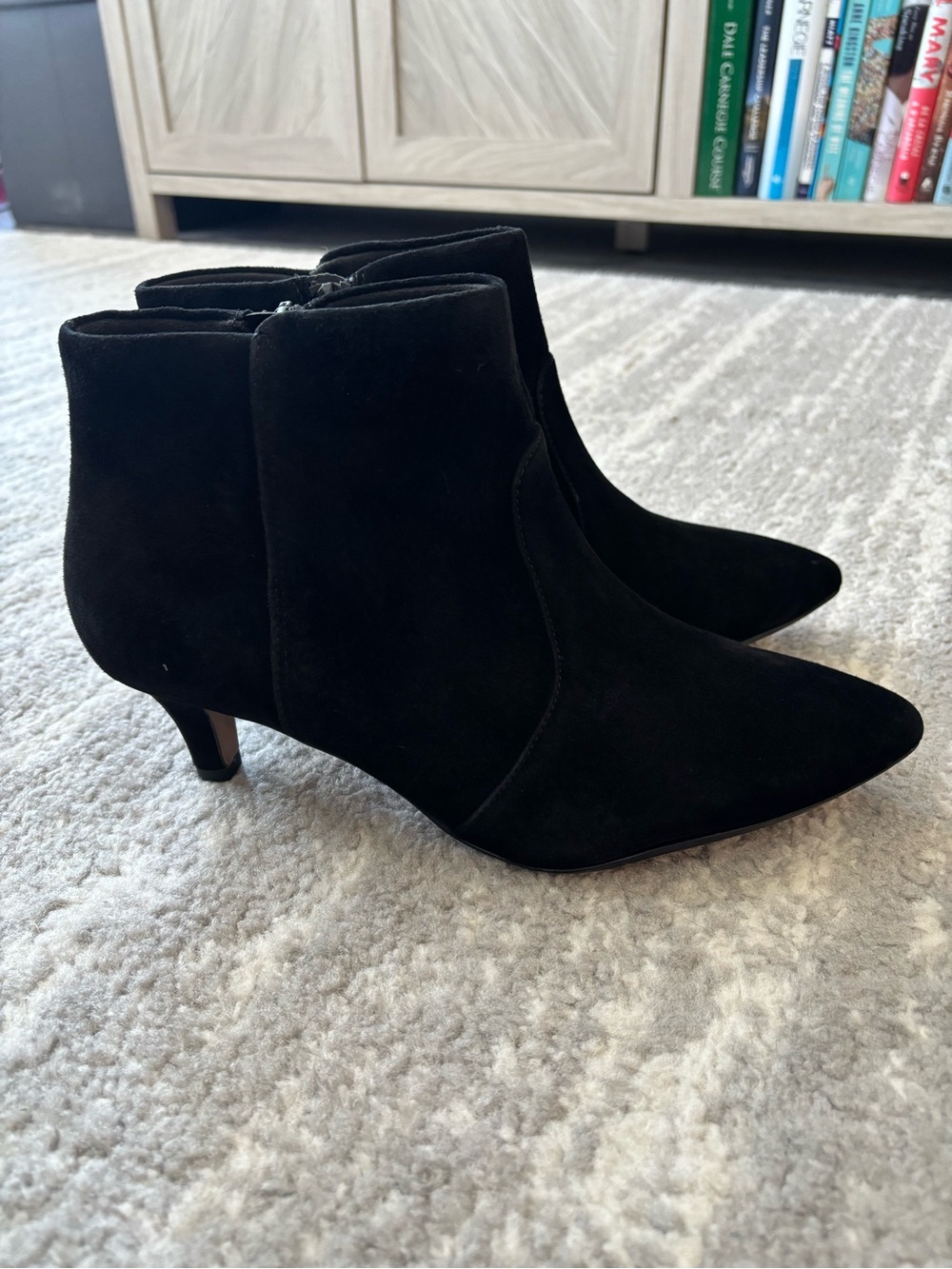 Like New Clarks Black Suede 9 wide Pointed-Toe Ankle Boots Kitten Heel
